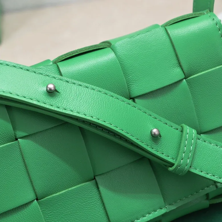 Batch 1320, ready to ship, first release on the whole network ♨️♨️ (mini size) BV sheepskin + 15 grid cassette + limited edition 🉑️🉑️🉑️ Classic style, high-end simplicity, this upper body is super refreshing! Paired with the BV parrot green on the sides, it’s very stylish but not exaggerated! Model: 7587 Size: 19*5.5*12cm